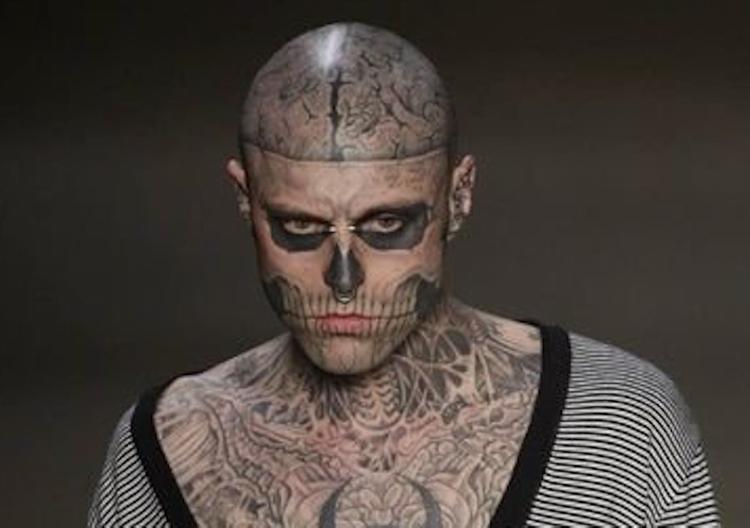 Model Zombie Boy s tetováním lebky na obličeji nalezen mrtvý