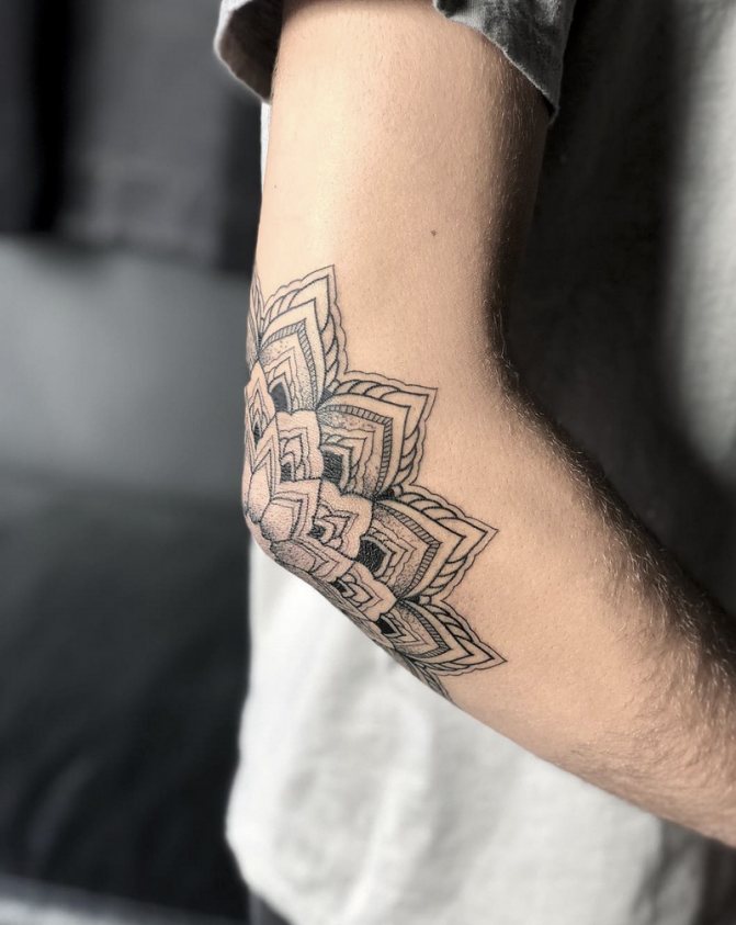 Tatouages masculins à la mode 2021-2022 : quelles tailles choisir, quels sont les meilleurs motifs et quels sont les endroits à tatouer ?