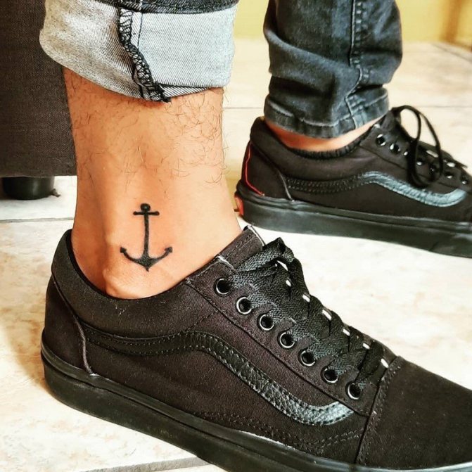 Tatouage masculin à la mode 2021-2022 : quelles tailles choisir, quels sont les meilleurs motifs et les endroits où se faire tatouer ?