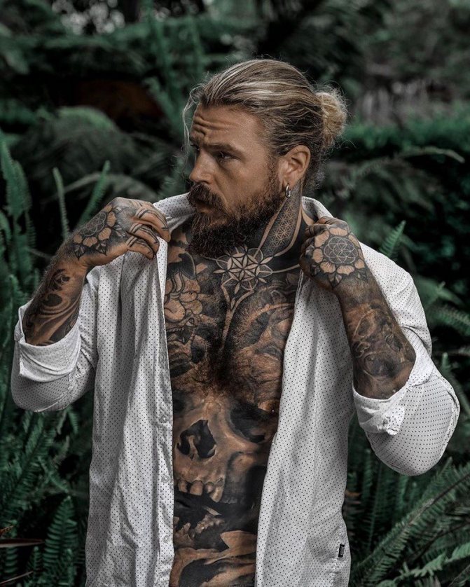 Tatouage masculin à la mode 2021-2022 : quelles tailles choisir, quels sont les meilleurs motifs et quels sont les endroits où se faire tatouer ?