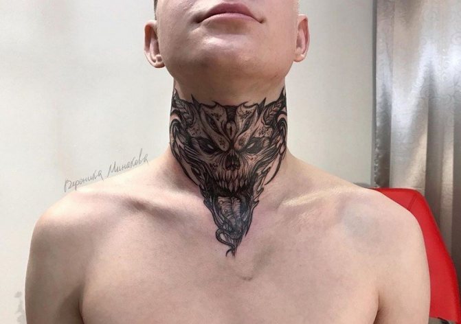 Tatouage masculin à la mode 2021-2022 : quelles tailles choisir, quels sont les meilleurs motifs et les endroits où se faire tatouer ?