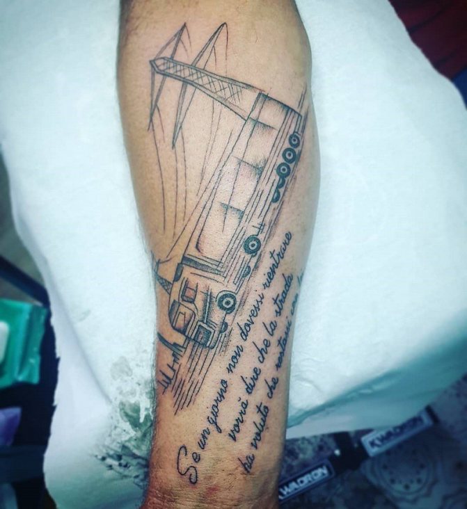 Tatouage masculin à la mode 2021-2022 : quelles tailles choisir, quels sont les meilleurs motifs et les endroits où se faire tatouer ?