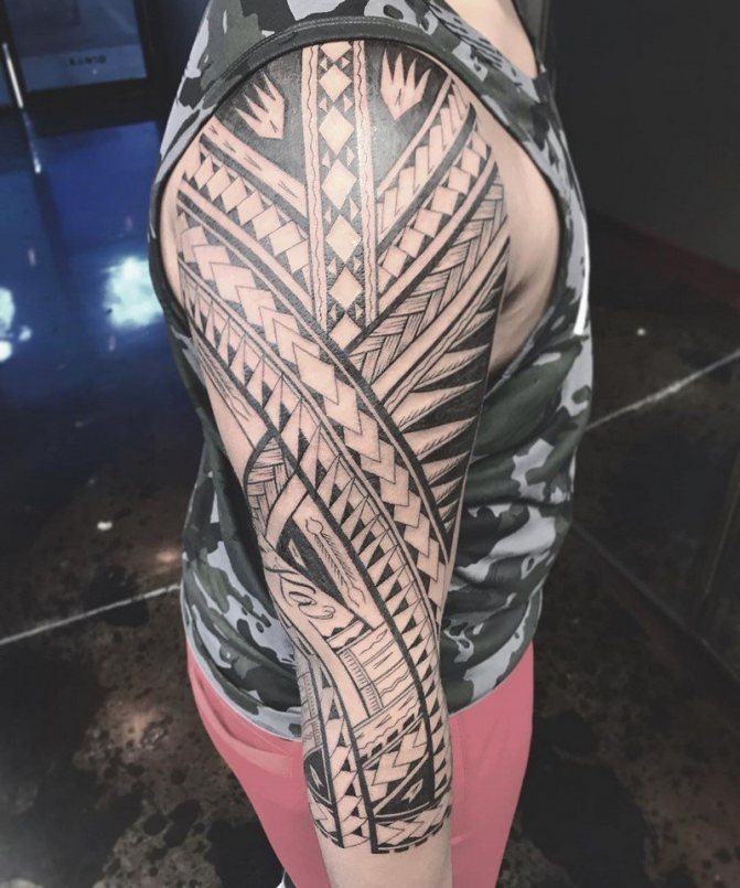 Tatouage masculin à la mode 2021-2022 : quelles tailles choisir, quels sont les meilleurs motifs et les endroits où se faire tatouer ?