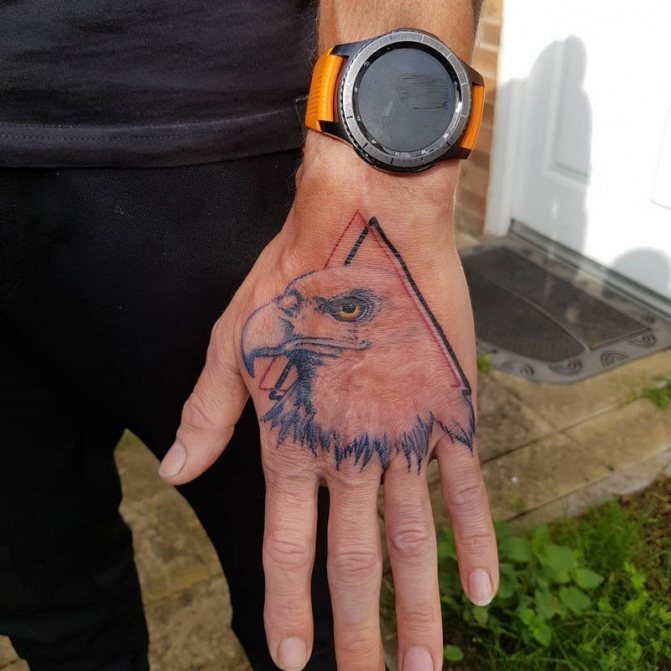 Tatouage masculin à la mode 2021-2022 : quelles tailles choisir, quels sont les meilleurs motifs et les endroits où se faire tatouer ?