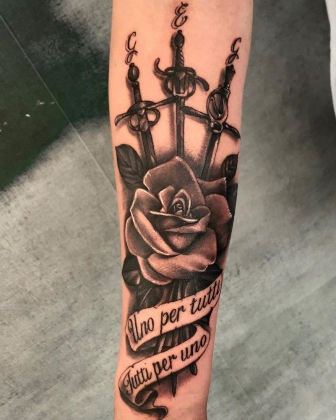 Tatouage masculin à la mode 2021-2022 : quelles tailles choisir, quels sont les meilleurs motifs et les endroits où se faire tatouer ?