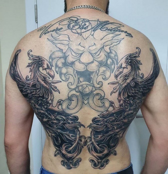 Tatouage masculin à la mode 2021-2022 : quelles tailles choisir, quels sont les meilleurs motifs et les endroits où se faire tatouer ?