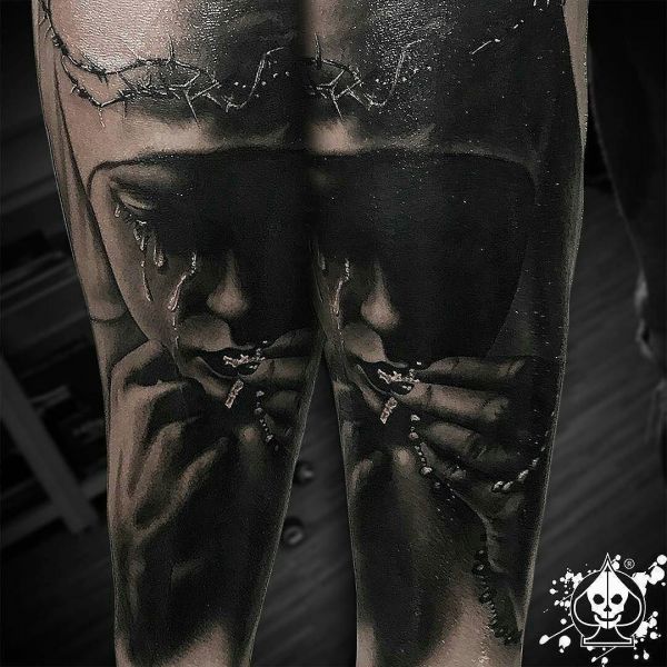 Nonne au fil barbelé avec des larmes