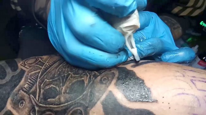 Peut-on boire de l'alcool après un tatouage ?