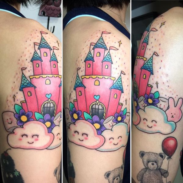 Tatuaggio della serratura dei cartoni animati sulla spalla