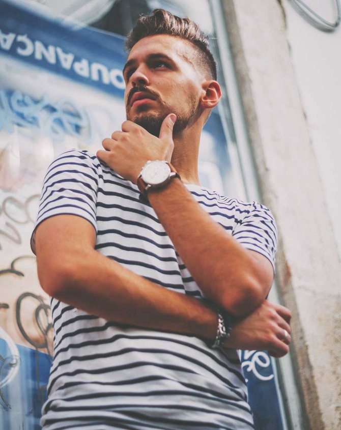 Мъж с ръчен часовник