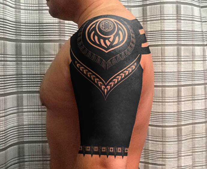 Homme avec un dessin noir sur l'épaule
