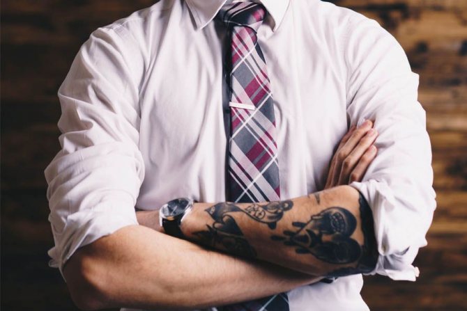 Homme avec un tatouage dans le bureau