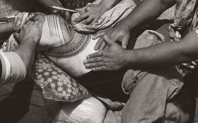 Un homme se fait tatouer à Samoa