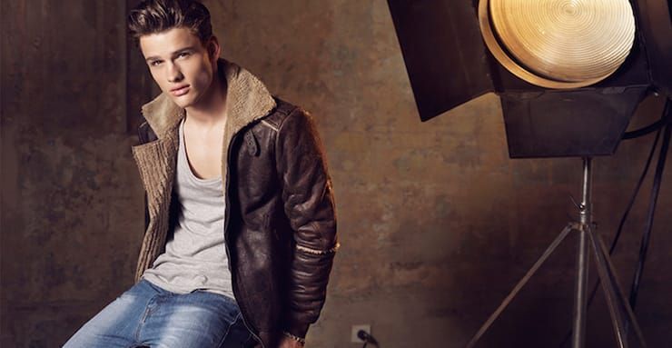 Männliche Posen für Fotoshootings im Studio