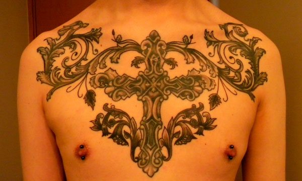 Tatouage de la poitrine d'un homme 3