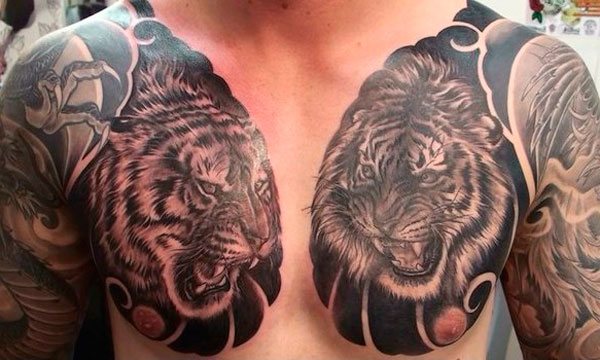 Tatouage masculin sur la poitrine 4