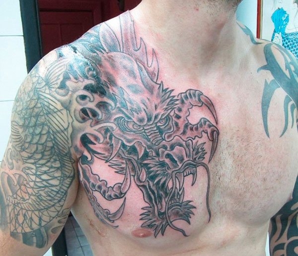 Tatouages d'hommes sur la poitrine 8