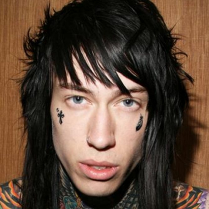 Kors og fjer i ansigtet tatovering til mænd