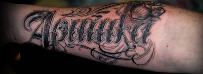 Tatouages pour hommes sur la main : inscriptions avec traduction, leur signification, belles avec signification, motif celtique, petit, bras entier, esquisses