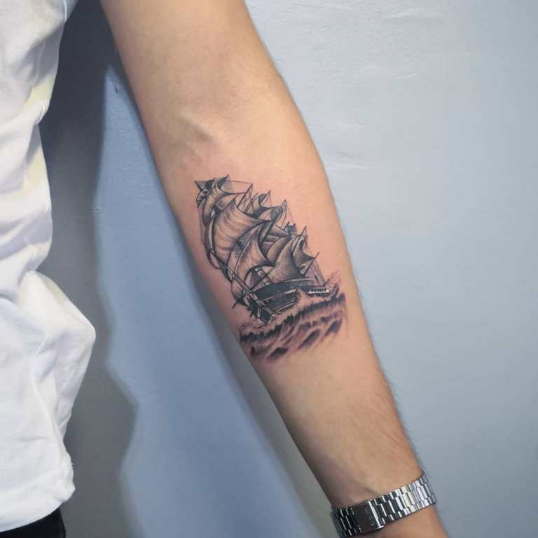 Hommes tatoués d'un bateau sur la main