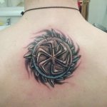 キャロラーの男性のアミュレットタトゥー。