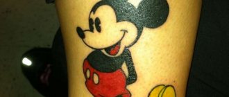 мишка върху крака на момиче