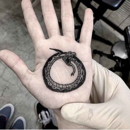 Tätoveeringute peopesadel Ouroboros