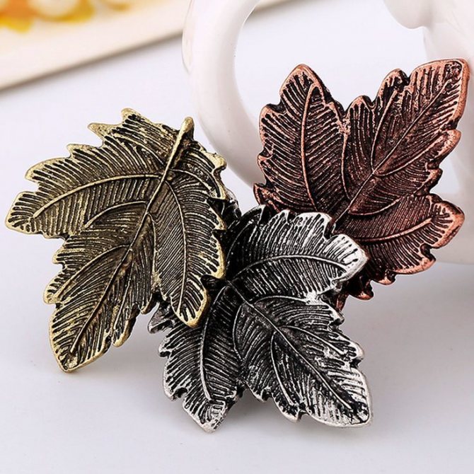 Un ensemble de charmantes broches en forme de feuille d'érable
