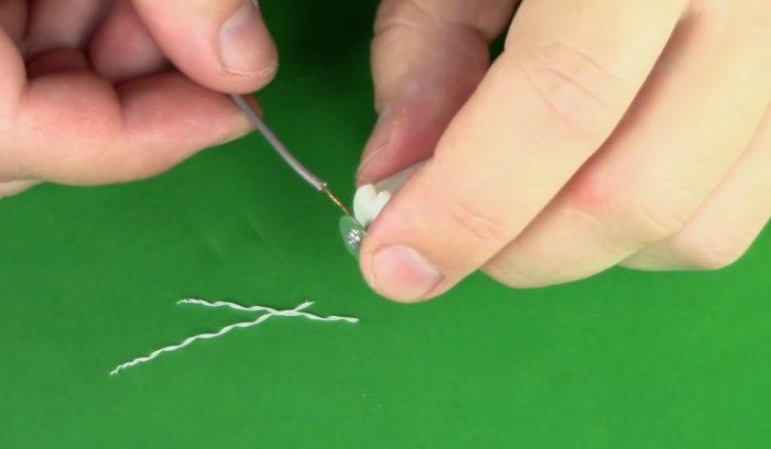 Fixe l'extrémité du deuxième fil