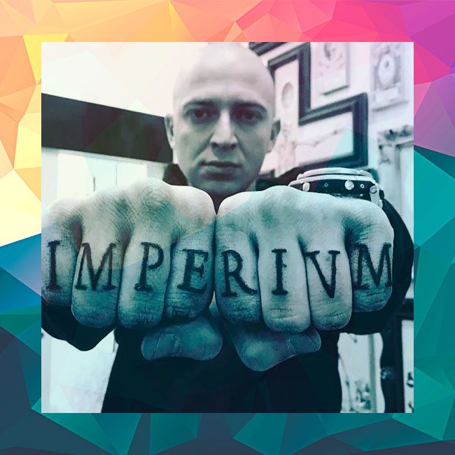 L'inscription empire sur les doigts.