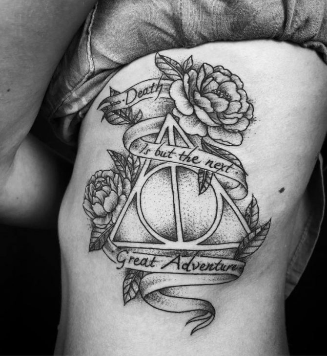 Tatouage sur le côté d'un homme