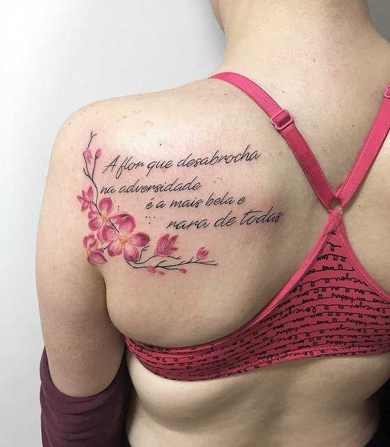 inscription par tatouage sur l'omoplate