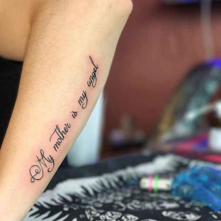 Iscrizione del tatuaggio sull'avambraccio