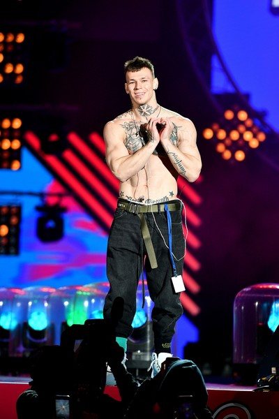 El torso fornido, el encanto y la popularidad del artista atrajeron a las chicas