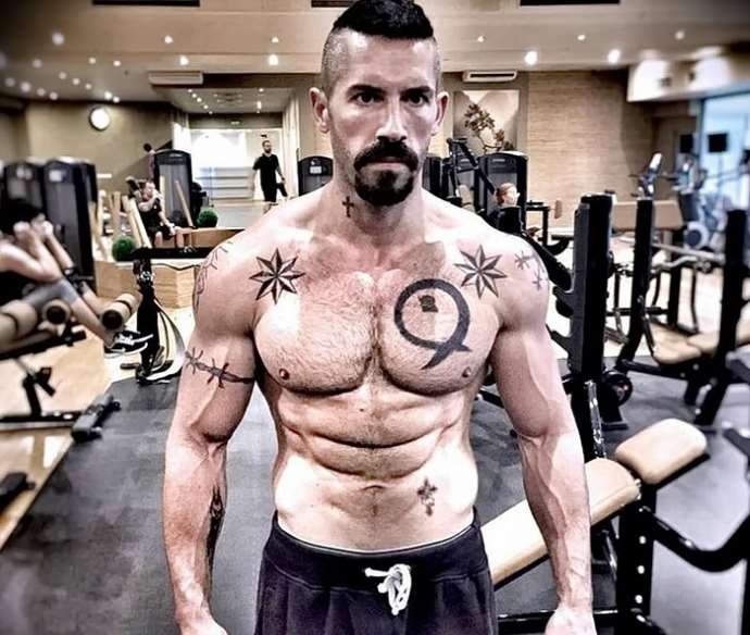 homme gonflé avec des tatouages