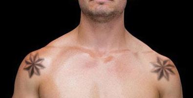 Tatouage d'étoile sur les épaules