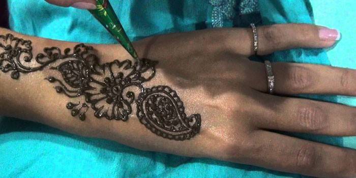Peinture Mehendi à la main