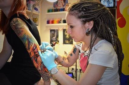 Ragazze con maniche di tatuaggio