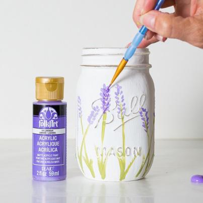 peindre la lavande avec des peintures sur un pot