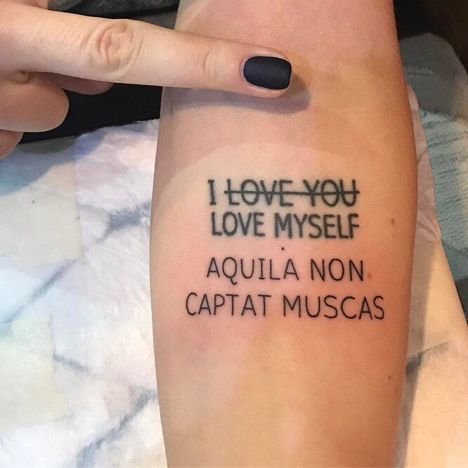 Nastassia Samburskaya tatouage sur la main