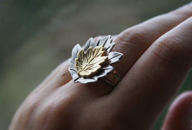 Il n'est pas exclu qu'une telle bague en forme de feuille d'érable puisse vous aider à trouver l'âme sœur.