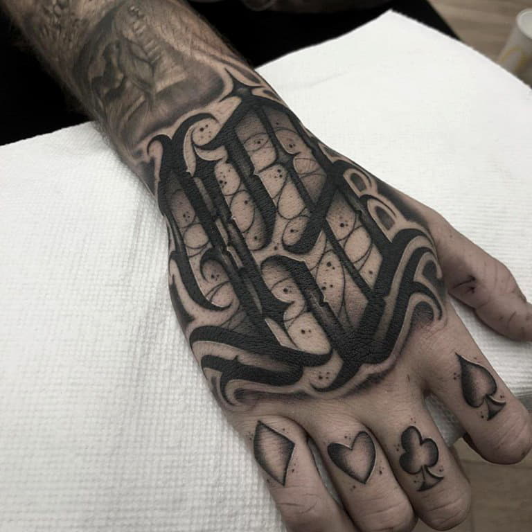 Tous les hommes ne se risquent pas à mettre une inscription au poignet.