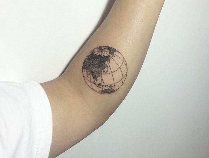 malé tetování na ruce