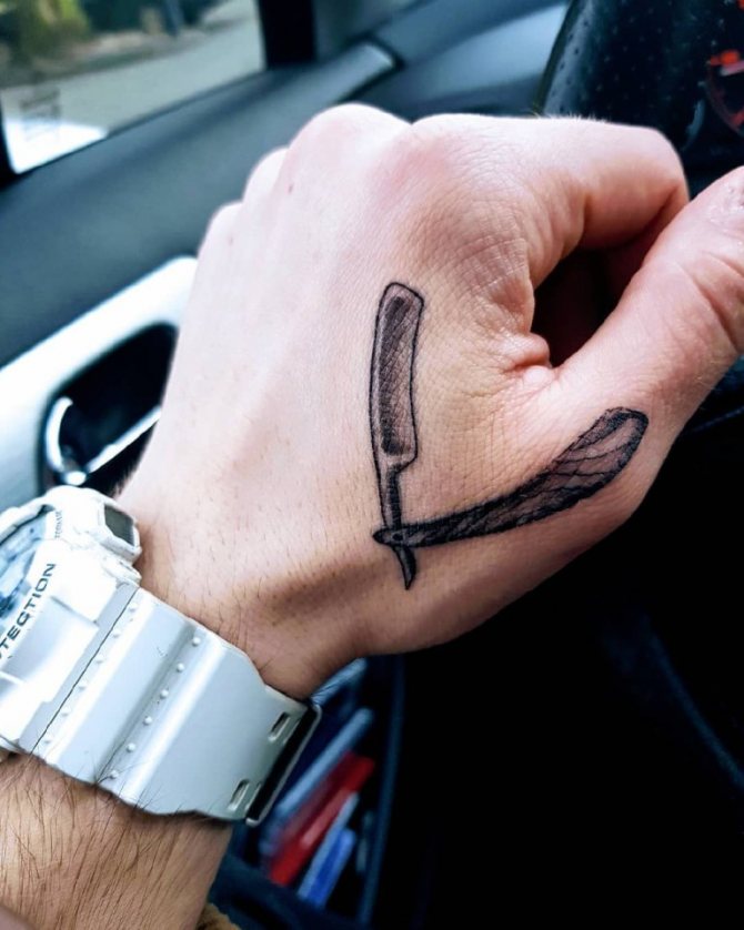 Petit tatouage sur la main