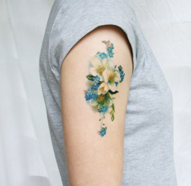 Tendre tatouage de fleurs sauvages sur les épaules