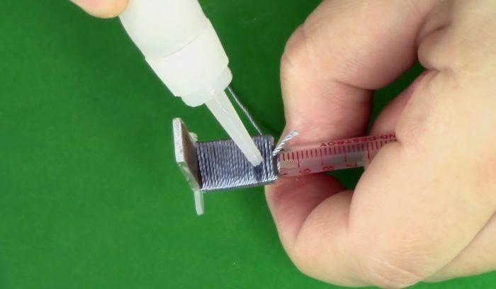 La corde est trempée dans la superglue