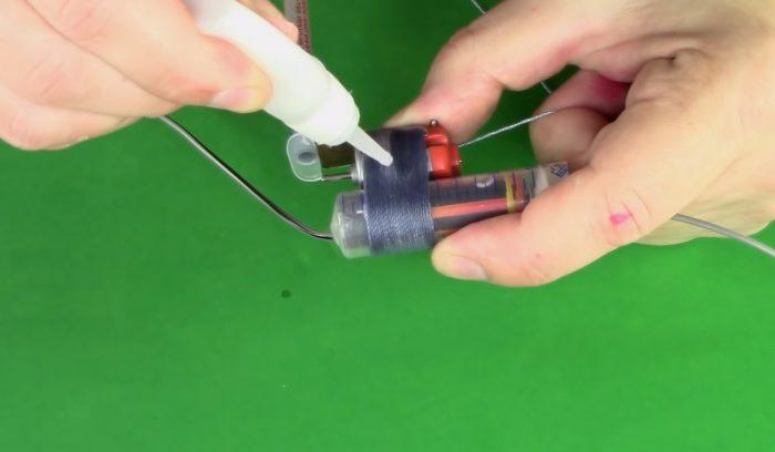 Ficelle imprégnée de colle