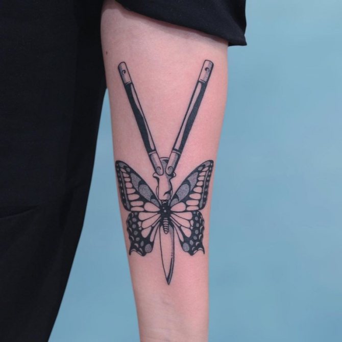 tatouage couteau papillon