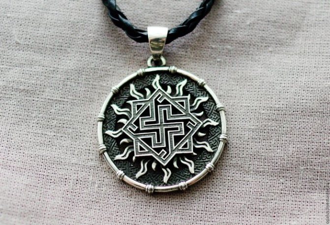 Amulette en forme de fleur de fougère