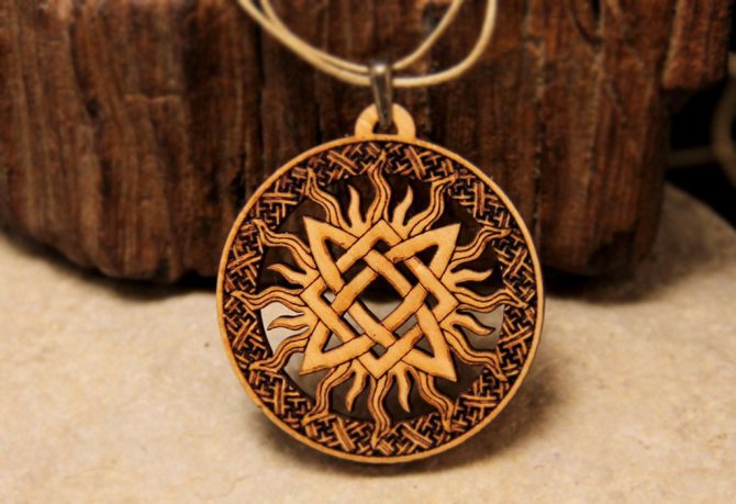 Overeg Zvezda Rusi in the form of a pendant made of wood